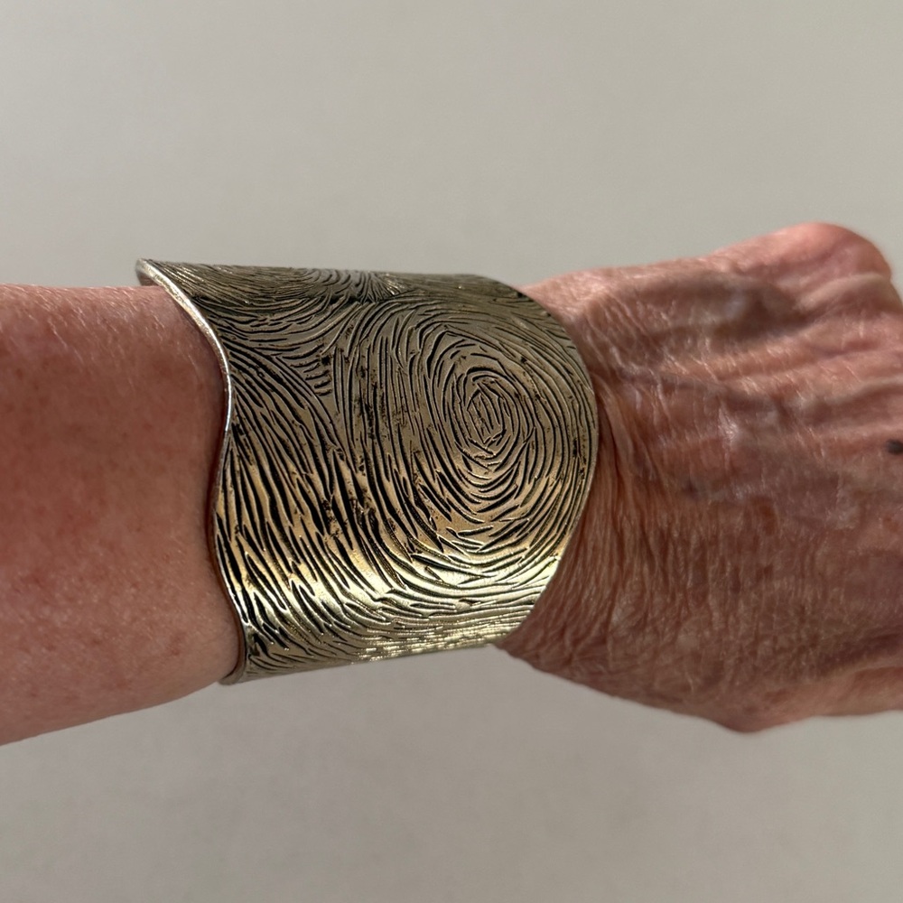 Elegant Textured Cuff Bracelet - Picture 4 of 9
